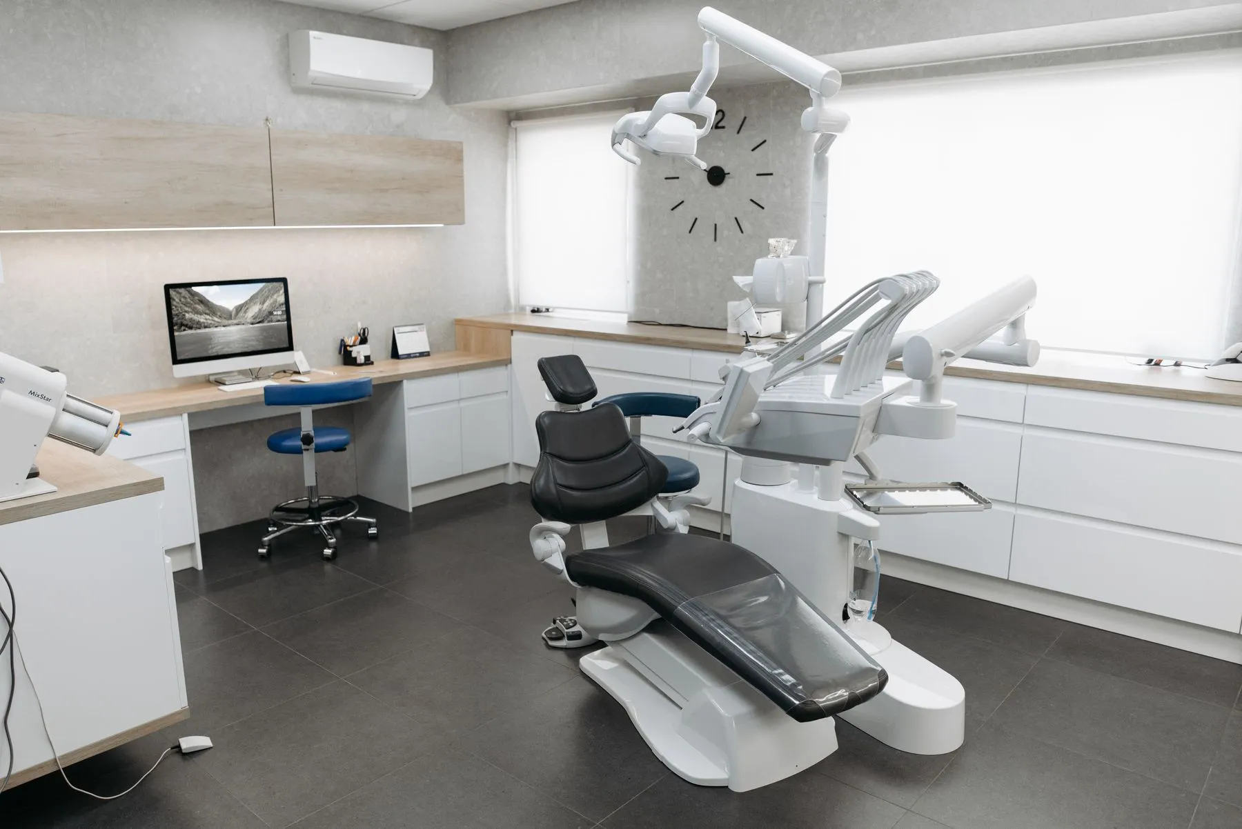 Behandlungszimmer mit Behandlungseinheit und Arbeitsplatz